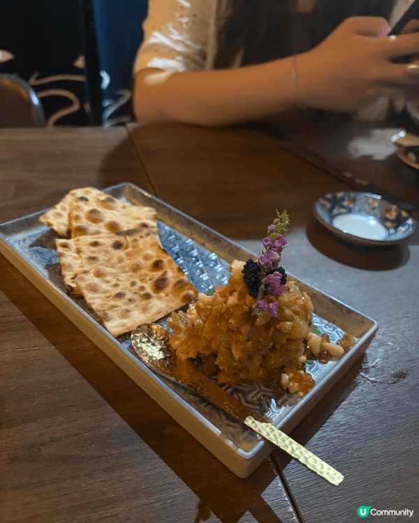 申子居酒屋在旺角的分店樓高兩層，店內燈光柔和，有關日本的畫作...