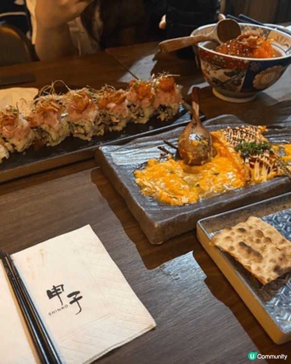 申子居酒屋在旺角的分店樓高兩層，店內燈光柔和，有關日本的畫作...