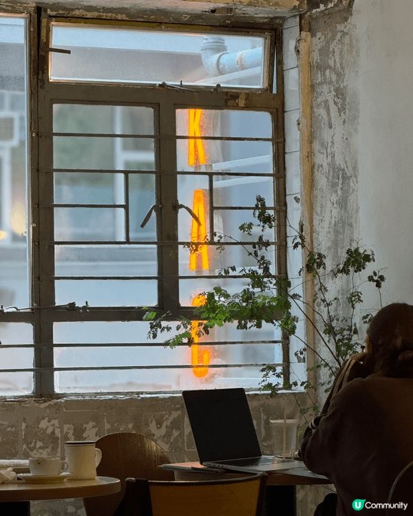 一間位卡中上環的cafe, 裝修好似好似去左韓國咁，氣氛圍感...