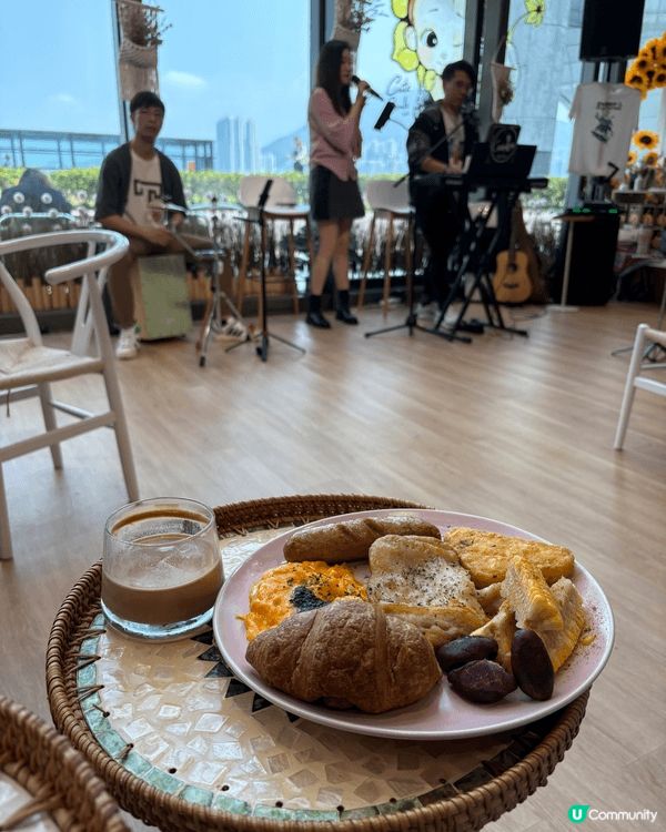 Two Point Zero Cafe & Bar 位於啟德...