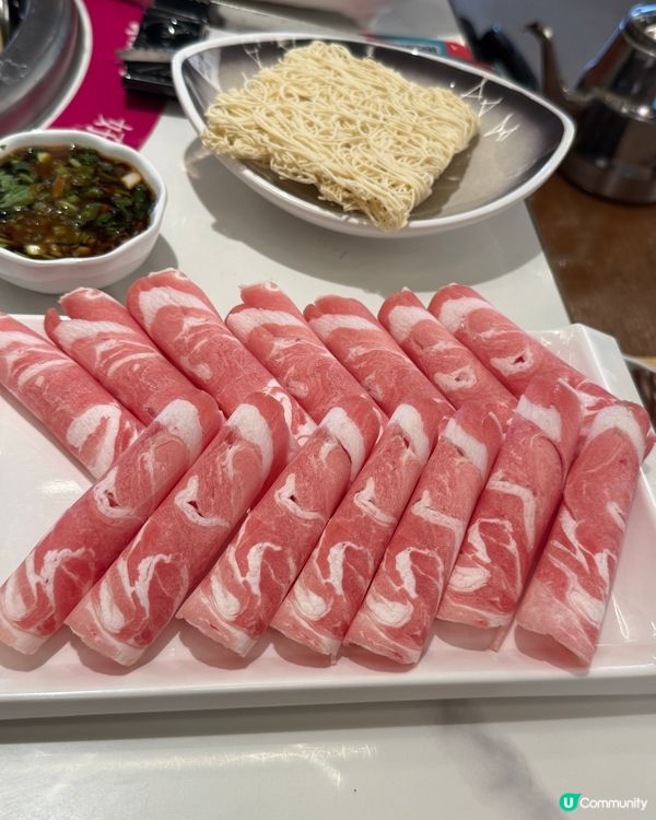快樂小羊火鍋套餐69元一位加20元西班牙黑毛豬，加18元牛舌份