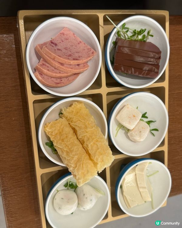 快樂小羊火鍋套餐69元一位加20元西班牙黑毛豬，加18元牛舌份