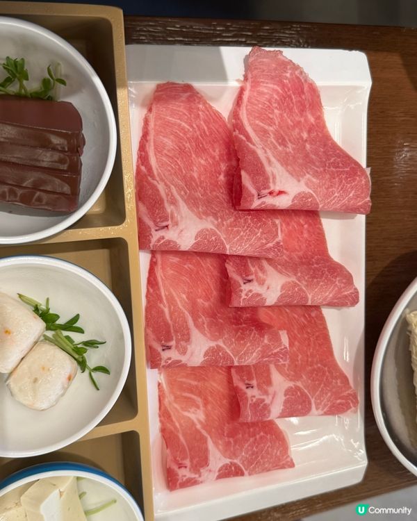 快樂小羊火鍋套餐69元一位加20元西班牙黑毛豬，加18元牛舌份