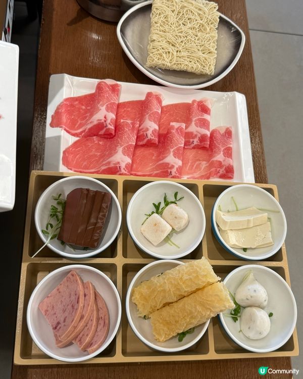 快樂小羊火鍋套餐69元一位加20元西班牙黑毛豬，加18元牛舌份