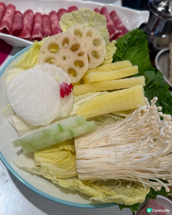 快樂小羊火鍋套餐69元一位加20元西班牙黑毛豬，加18元牛舌份
