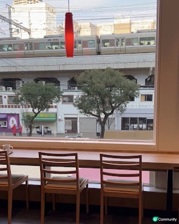 【2026 大阪。神戶8天遊】神戶│三宮 ♥ 關西知名連鎖咖啡店 Holly's Cafe 邊看電車邊嘆咖啡