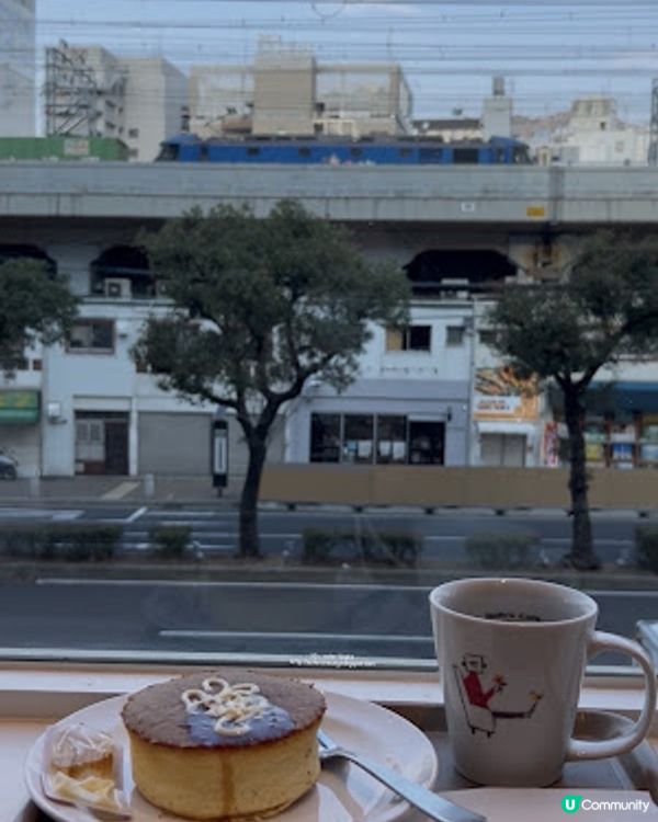 【2026 大阪。神戶8天遊】神戶│三宮 ♥ 關西知名連鎖咖啡店 Holly's Cafe 邊看電車邊嘆咖啡