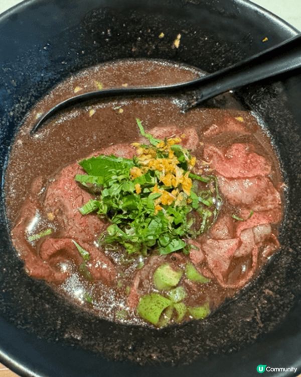 踏入餐區香氣撲鼻，食材新鮮豐富、種類齊全，熱食甜點海鮮應有盡...