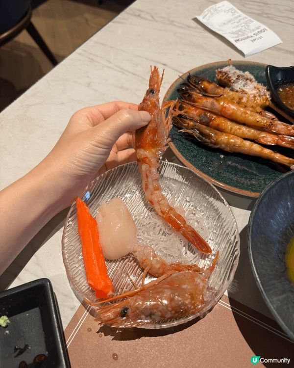 踏入餐區香氣撲鼻，食材新鮮豐富、種類齊全，熱食甜點海鮮應有盡...