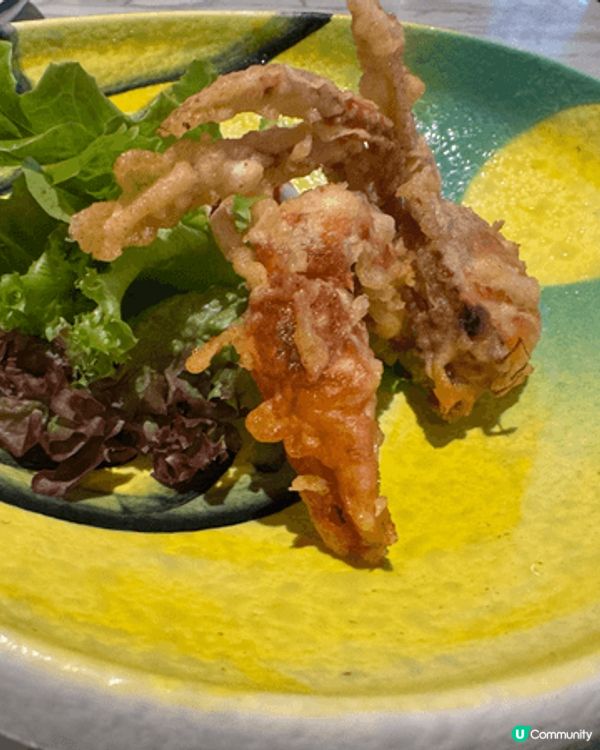 踏入餐區香氣撲鼻，食材新鮮豐富、種類齊全，熱食甜點海鮮應有盡...