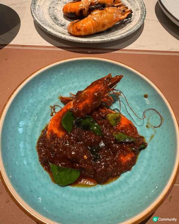 踏入餐區香氣撲鼻，食材新鮮豐富、種類齊全，熱食甜點海鮮應有盡...