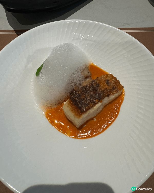 踏入餐區香氣撲鼻，食材新鮮豐富、種類齊全，熱食甜點海鮮應有盡...