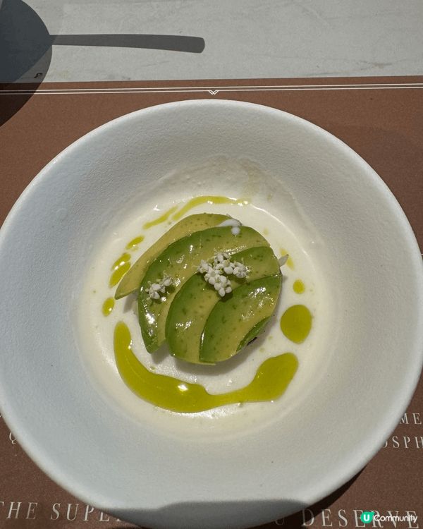 踏入餐區香氣撲鼻，食材新鮮豐富、種類齊全，熱食甜點海鮮應有盡...