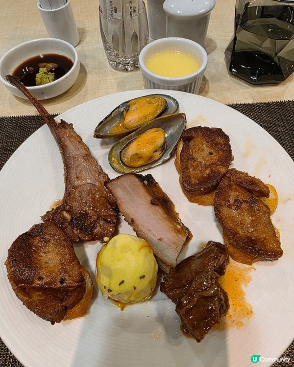 城景國際酒店嘅海鮮自助晚餐真係一場味覺盛宴。踏入餐廳，好感受...
