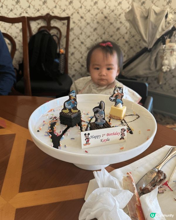 在迪士尼酒店同BB享用1歲的生日自助餐，精緻餐點結合夢幻裝飾...