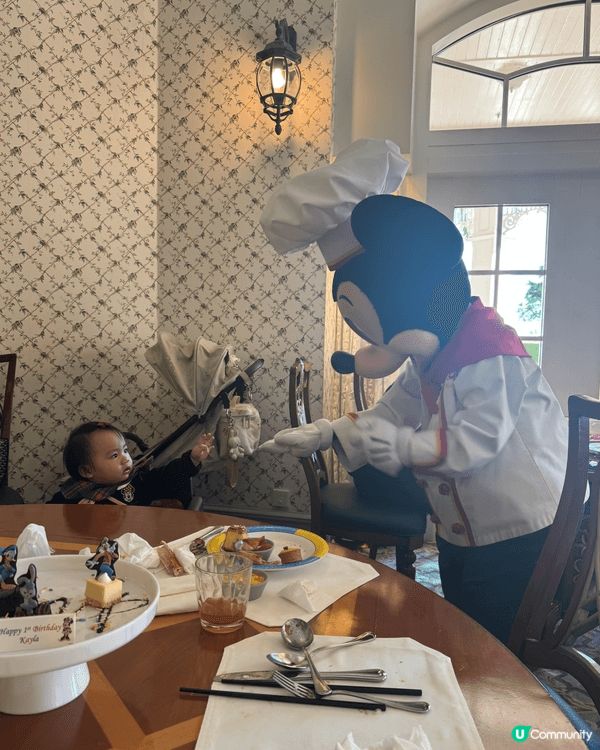 在迪士尼酒店同BB享用1歲的生日自助餐，精緻餐點結合夢幻裝飾...