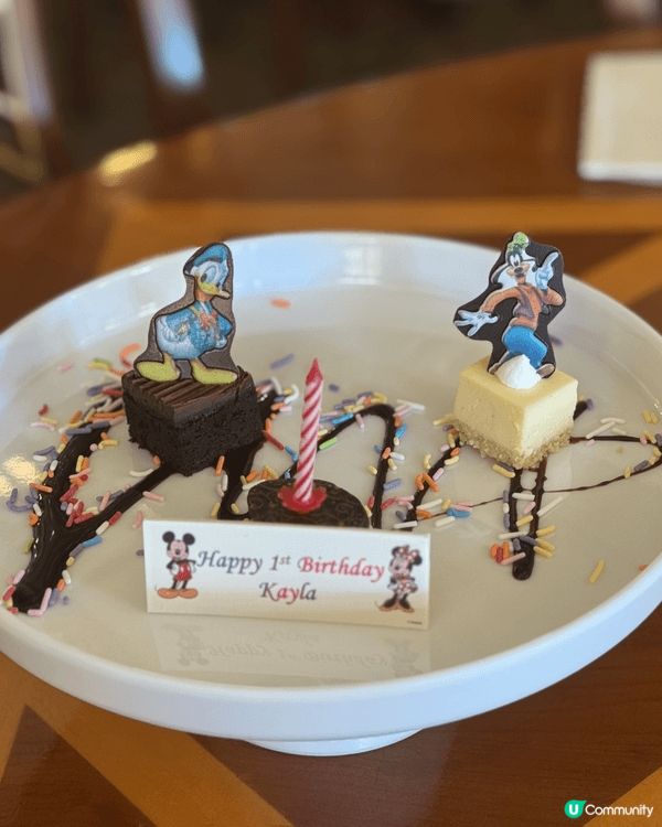 在迪士尼酒店同BB享用1歲的生日自助餐，精緻餐點結合夢幻裝飾...