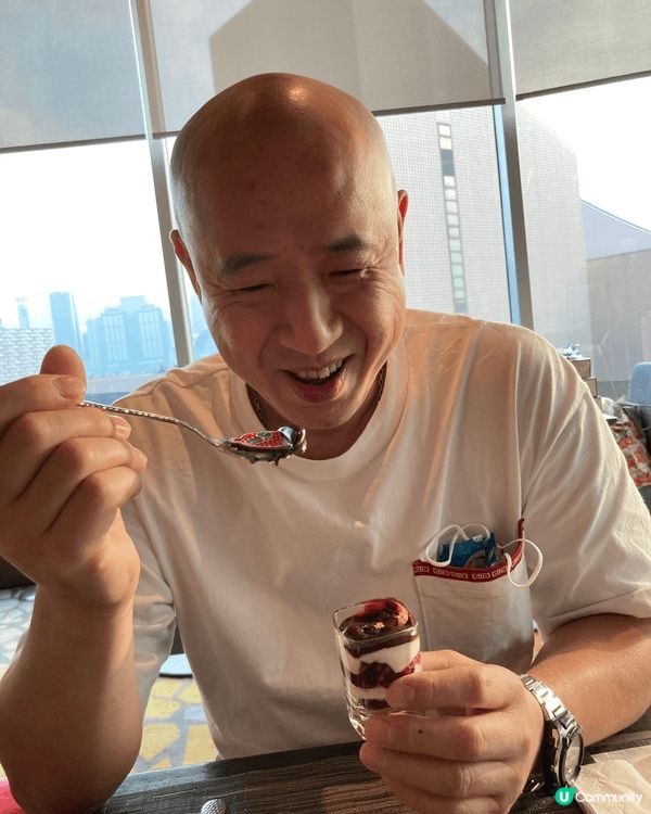 首先自助餐食物新鮮、種類多選擇及擺放吸引，服務有善款待，環境...