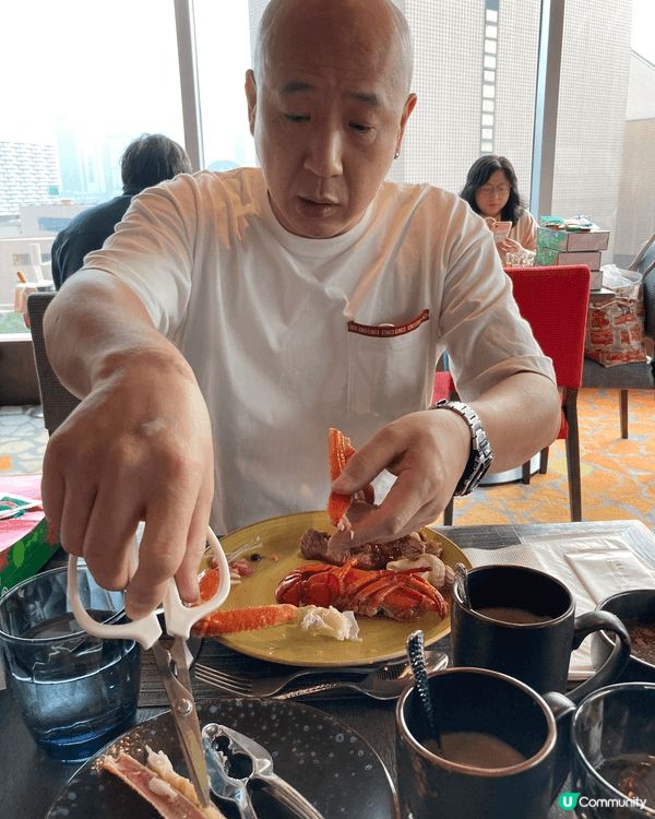 首先自助餐食物新鮮、種類多選擇及擺放吸引，服務有善款待，環境...