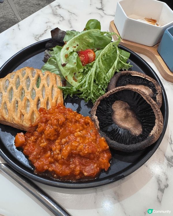 這間坐落於灣仔的素食餐廳環境舒適, 而且食物又睇得又高質, ...