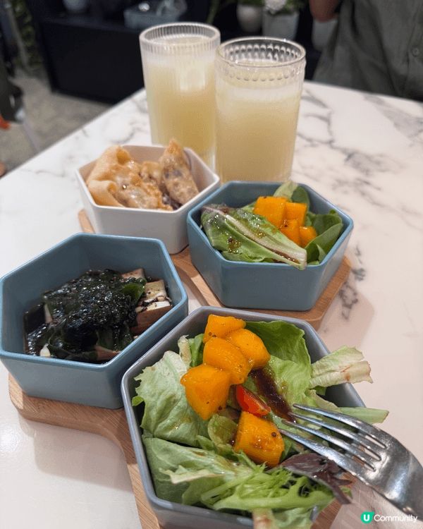 這間坐落於灣仔的素食餐廳環境舒適, 而且食物又睇得又高質, ...