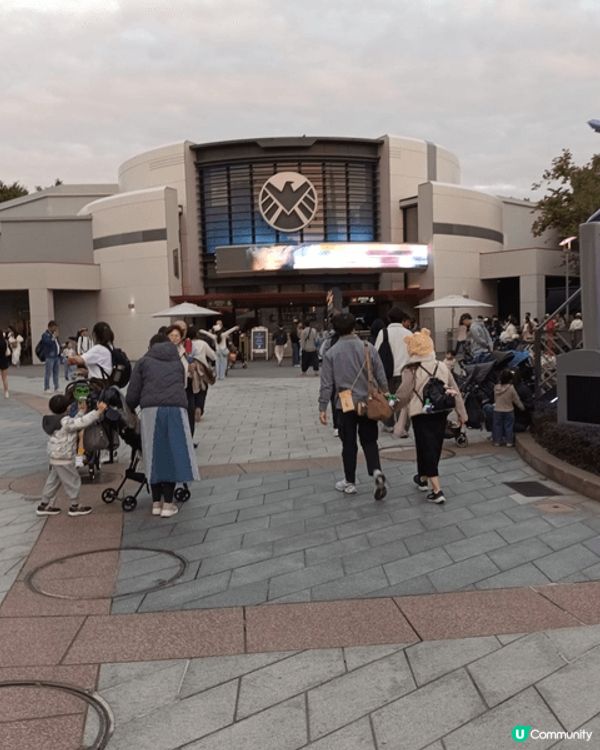 每逢假日都會帶小朋友去迪士尼樂園玩餐飽，欣賞各類型的精彩表演...