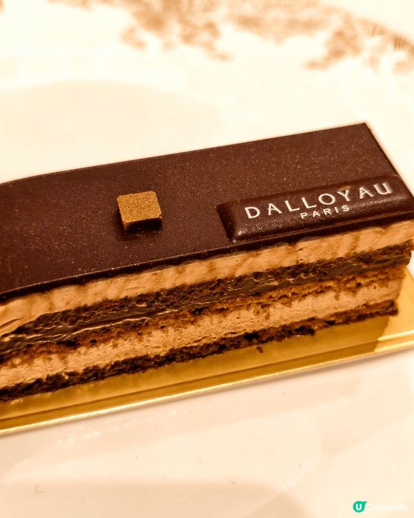 同朋友去尖沙咀行街，我想搵個地方坐低歎返件靚cake、飲杯咖...