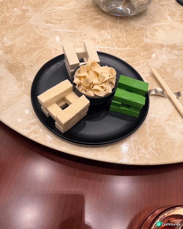 這裏的一人一火鍋，每人可以按照自己的喜好選擇湯底，食材係見得...