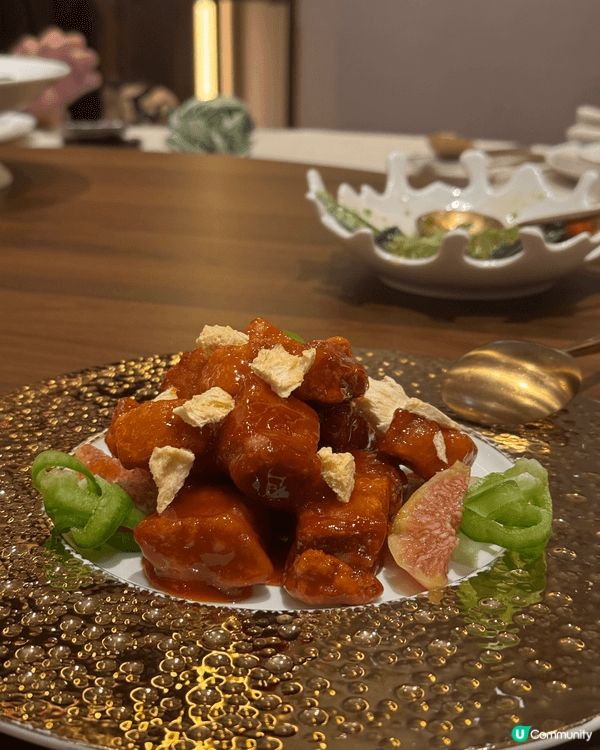 1. 首張圖：脆炸蜜糖肉/咕嚕肉類 橙紅色嘅肉塊裹住晶瑩嘅糖...