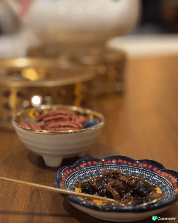 1. 首張圖：脆炸蜜糖肉/咕嚕肉類 橙紅色嘅肉塊裹住晶瑩嘅糖...