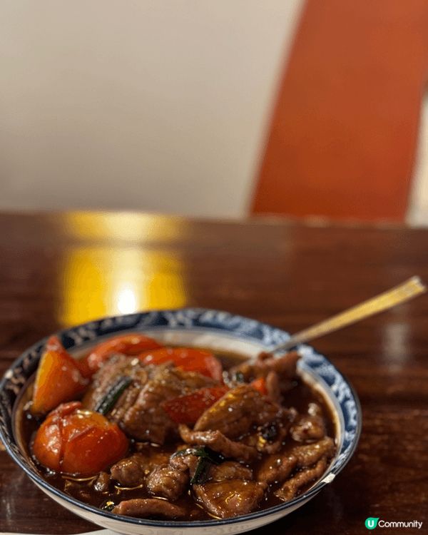 1. 首張圖：脆炸蜜糖肉/咕嚕肉類 橙紅色嘅肉塊裹住晶瑩嘅糖...