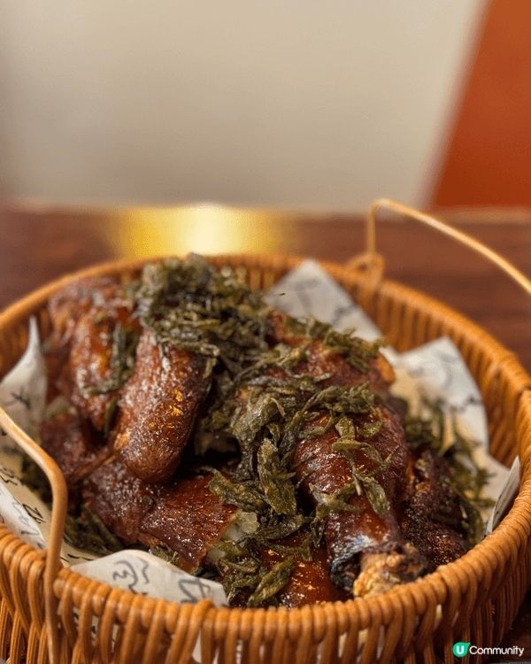 1. 首張圖：脆炸蜜糖肉/咕嚕肉類 橙紅色嘅肉塊裹住晶瑩嘅糖...