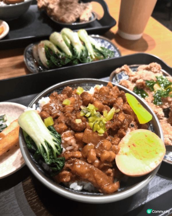 這是一份非常經典、標準的台灣料理套餐！這種組合在台灣被稱為「...