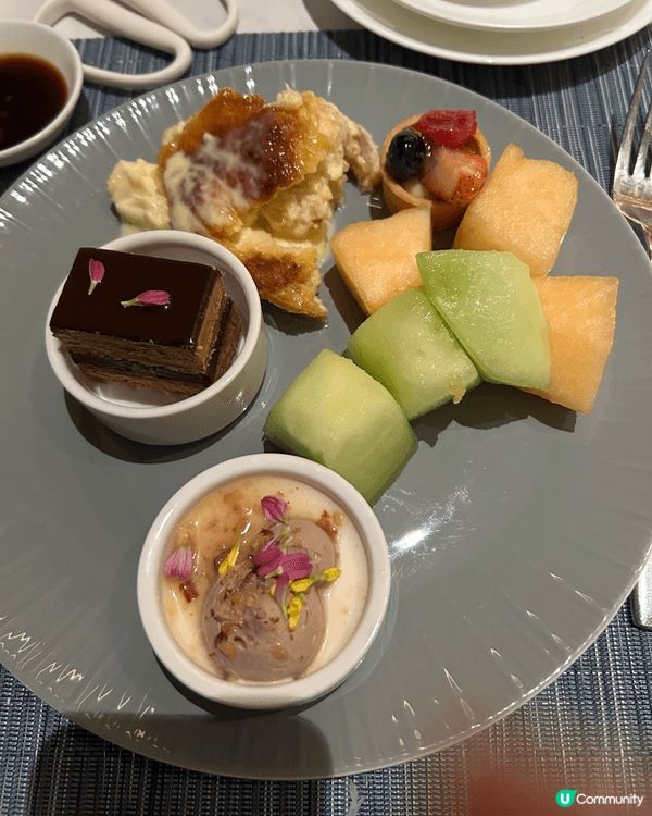 食物豐富，服務周到，款式多，味道適中，衛生佳