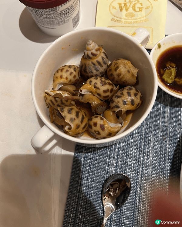 食物豐富，服務周到，款式多，味道適中，衛生佳