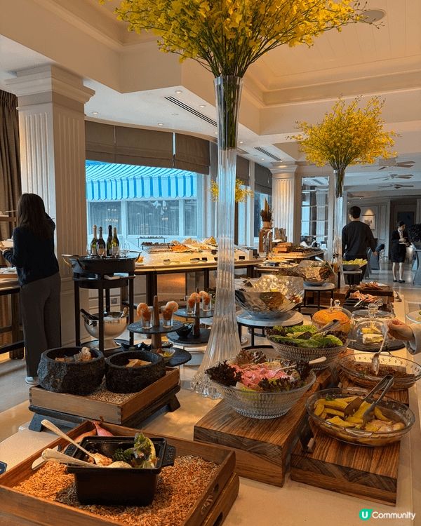 早排終於去咗半島酒店嘅露台餐廳試佢哋嘅自助晚餐，成個體驗真係...