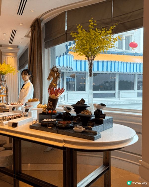 早排終於去咗半島酒店嘅露台餐廳試佢哋嘅自助晚餐，成個體驗真係...