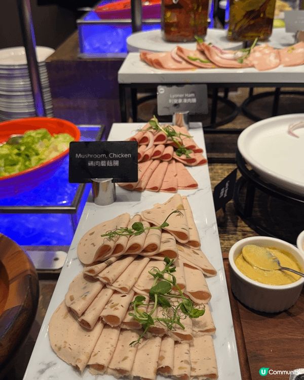 去到餐廳門口先知原來有咁多人排隊等食週末下午茶自助餐