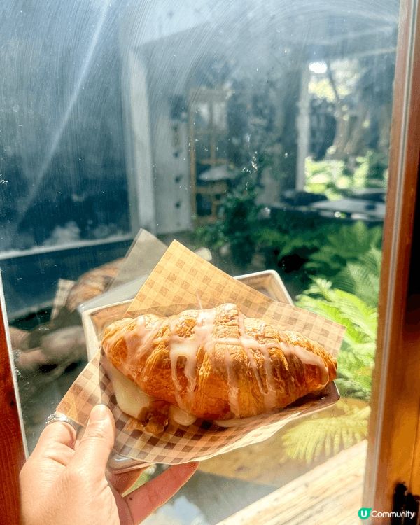 在潮仙吃的煉奶牛角包超好食不會太甜。火腿蛋三文治超鬆脆。蘋果...