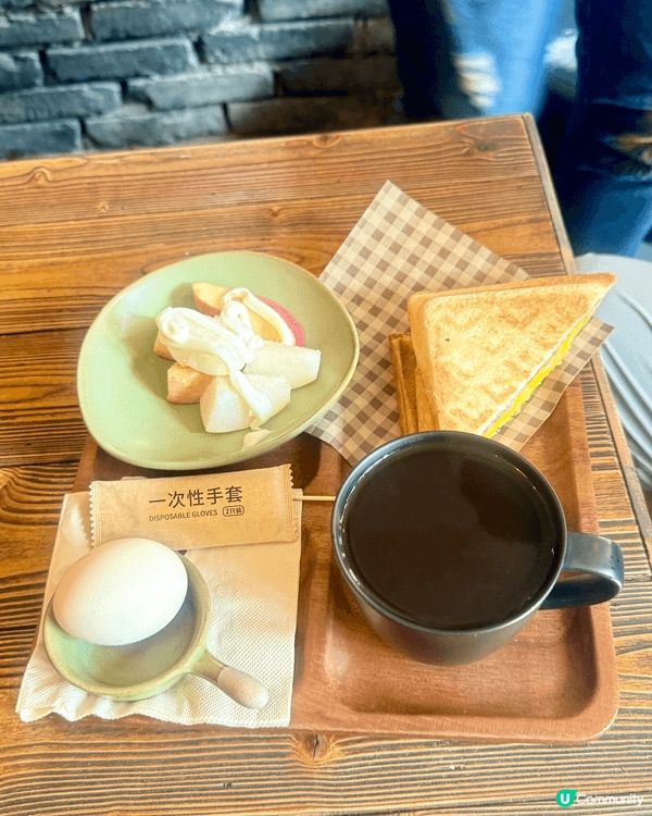 在潮仙吃的煉奶牛角包超好食不會太甜。火腿蛋三文治超鬆脆。蘋果...