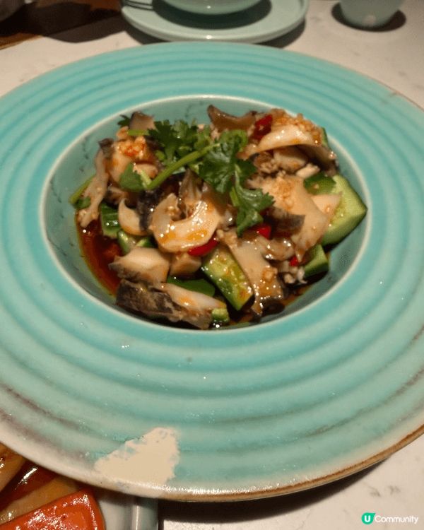 鮮美海鮮拼盤、惹味啫啫煲與酸甜咕嚕肉，色香味全。