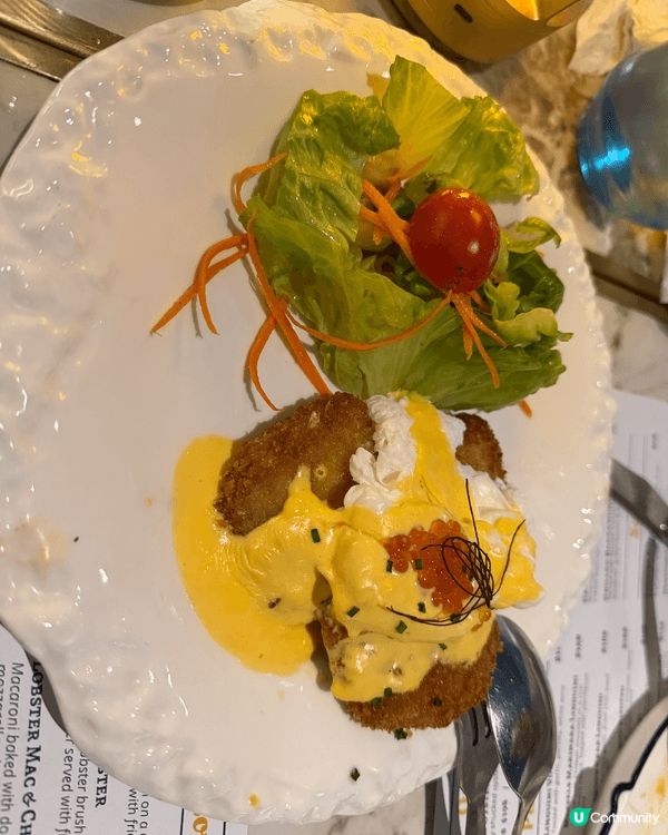 去左食一間專門食龍蝦的餐廳，環境幾好，小食方面，我地叫左魚餅...