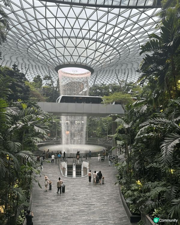 新加坡機場亦是一大景點，十分漂亮及多鋪頭食肆，可以消磨一個下...
