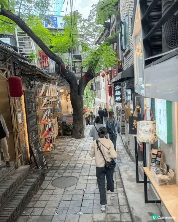 重慶真係名副其實的山城 去嘅地方多數都要行樓梯 風景好優美，...