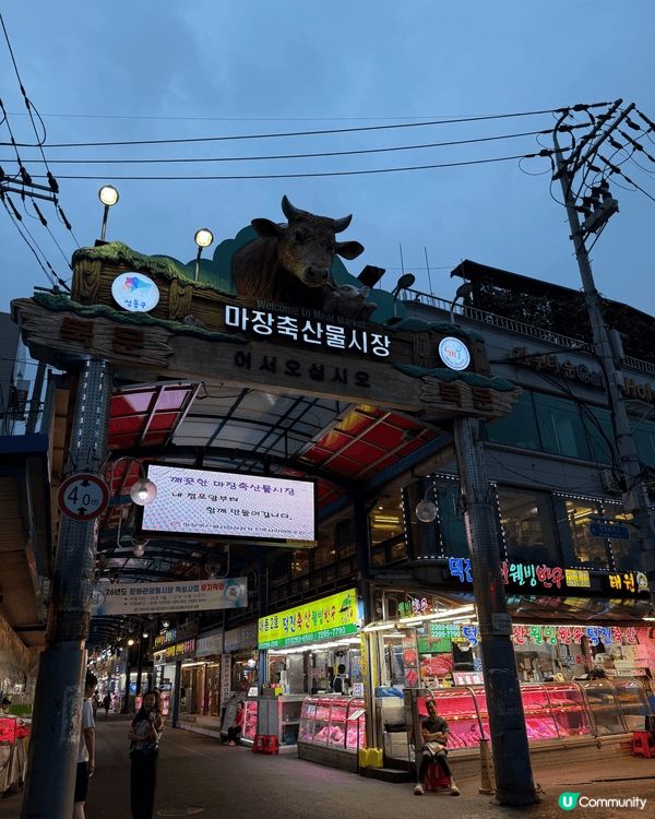 到首爾必到馬場洞食韓牛，係零售店舖買完一盤靚牛再有職員帶你去...