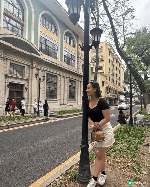 一張是高雄的駁二文創區、 嗰頭有好多打卡嘅舖頭，而且有很多塗...