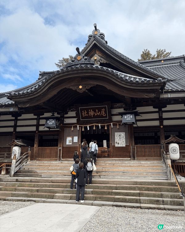 日本神社上面嗰張係華麗雕飾嘅大殿門面，下面嗰張則係石階同鳥居...