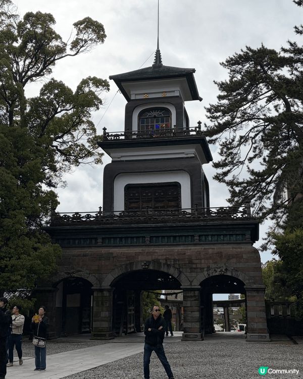 日本神社上面嗰張係華麗雕飾嘅大殿門面，下面嗰張則係石階同鳥居...