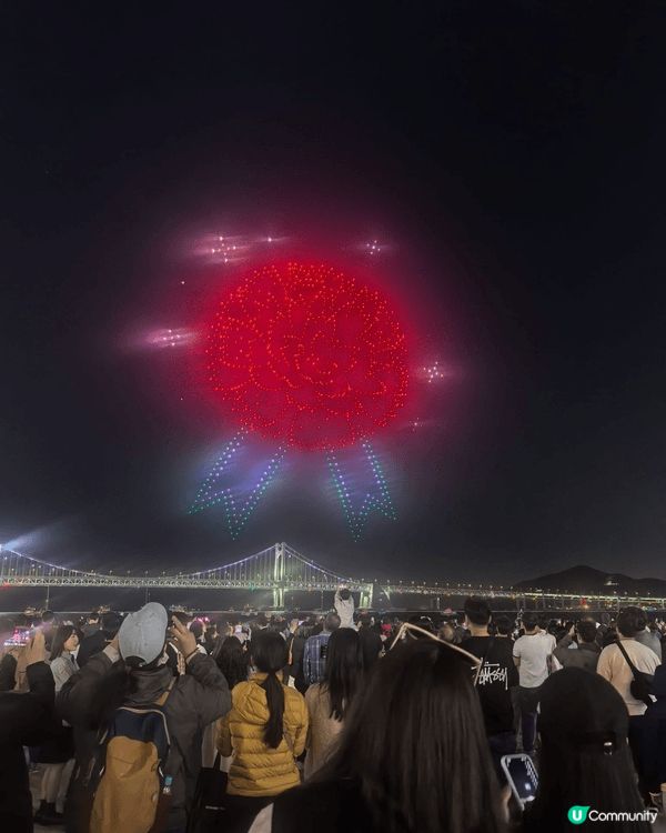 釜山廣安里無人機表演係夜晚必睇景點，通常由大量無人機喺海面上...