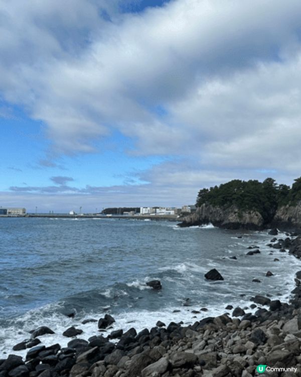 彩虹海岸公路，鄰近濟州國際機場，喺龍潭二號線海岸道路，一落巴...